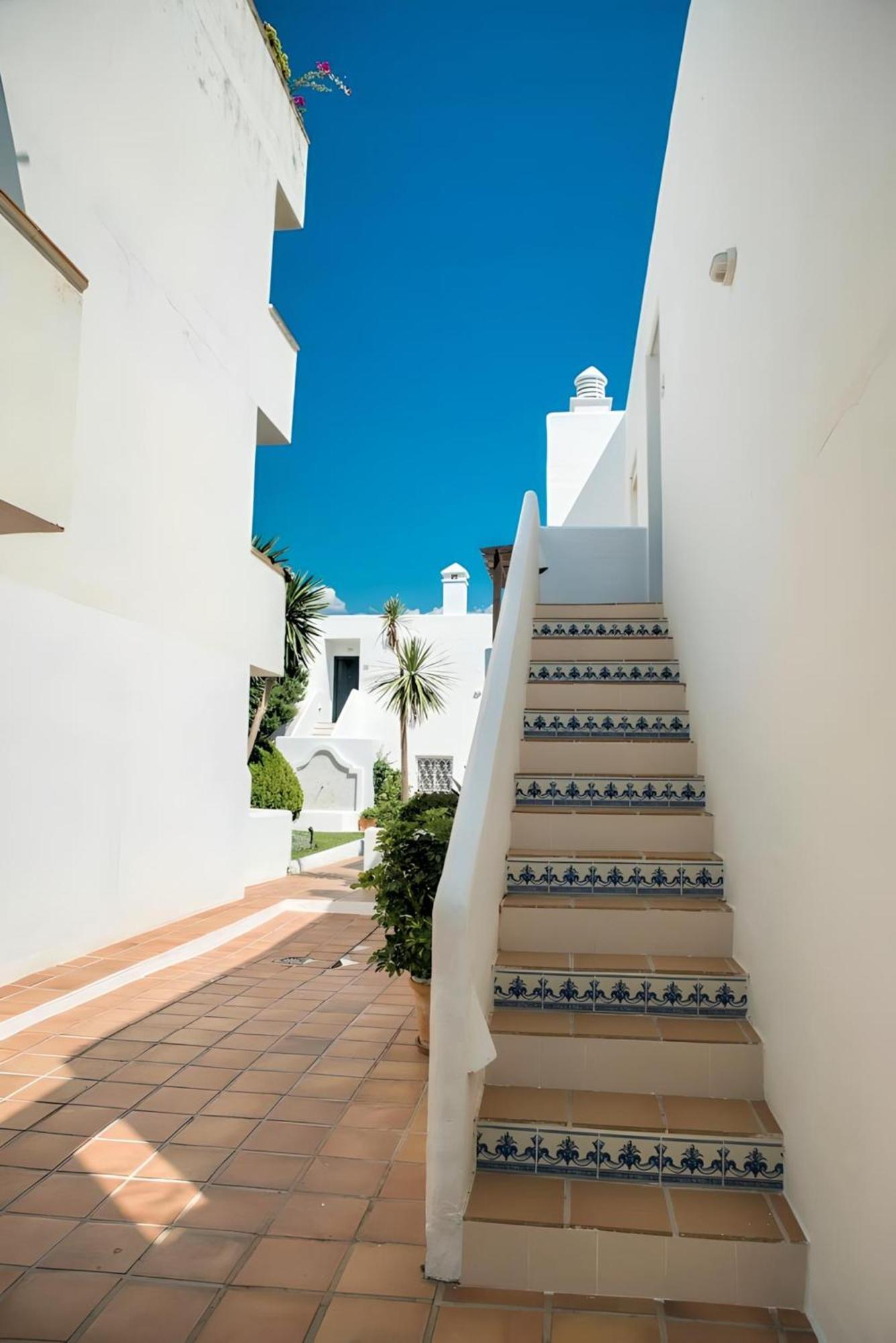 Gorgeous 2Br Apt. W/ Mountain View Puerto Banus 马尔韦利亚 外观 照片