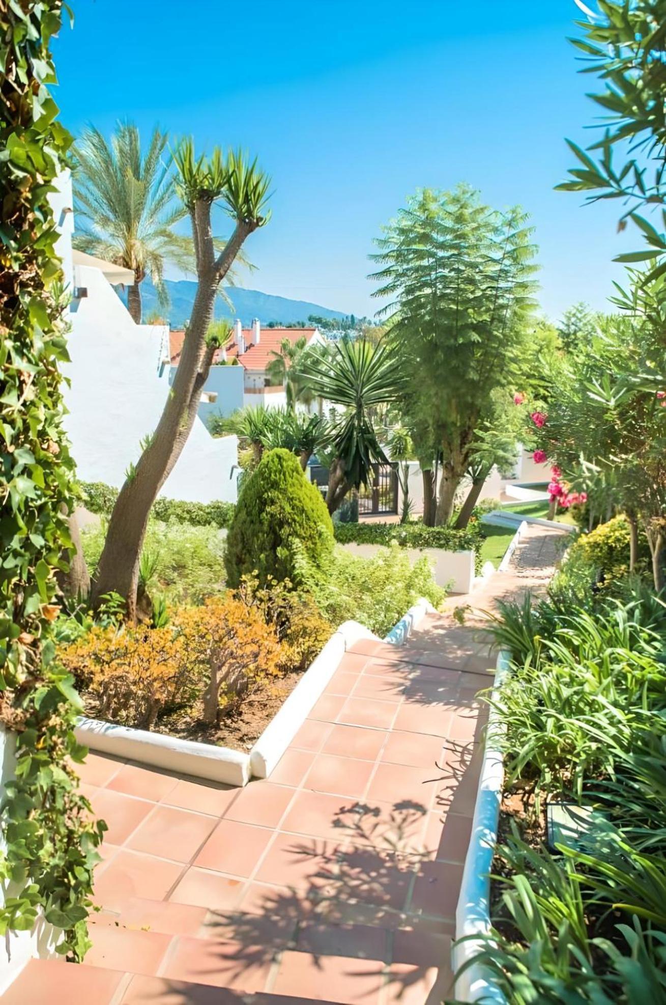 Gorgeous 2Br Apt. W/ Mountain View Puerto Banus 马尔韦利亚 外观 照片